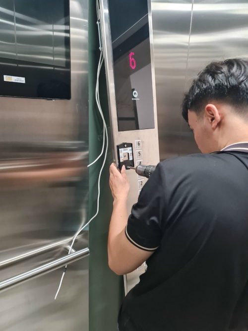 Lắp đầu đọc thẻ từ thang máy chung cư mini
